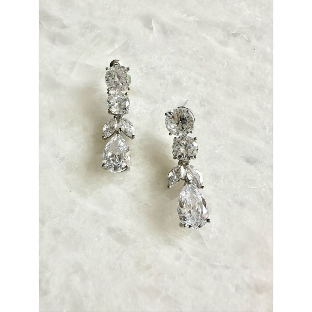 Cubic zirconia super sparkly teardrop dangle earrings ￼